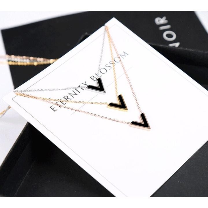 Dây chuyền nữ titan thời trang cao cấp mặt chữ V nền đen thép không gỉ trangsucpt 3 màu sắc DCNUT74