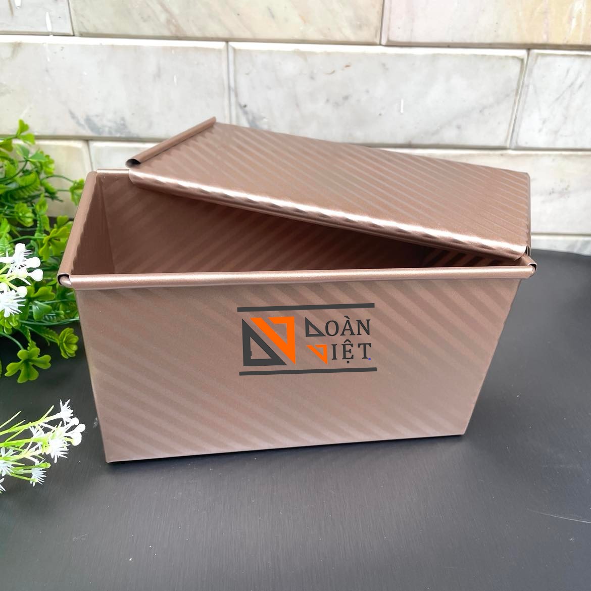 BÁNH MÌ SANDWICH vân GỢN SÓNG mẫu mới SIÊU ĐẸP CAO CẤP. Khuôn bánh mì gối Thép CARBON chống dính màu VÀNG Đồng SANG TRỌNG. Khay lớn với kích thước 20.5 x 12x 11cm