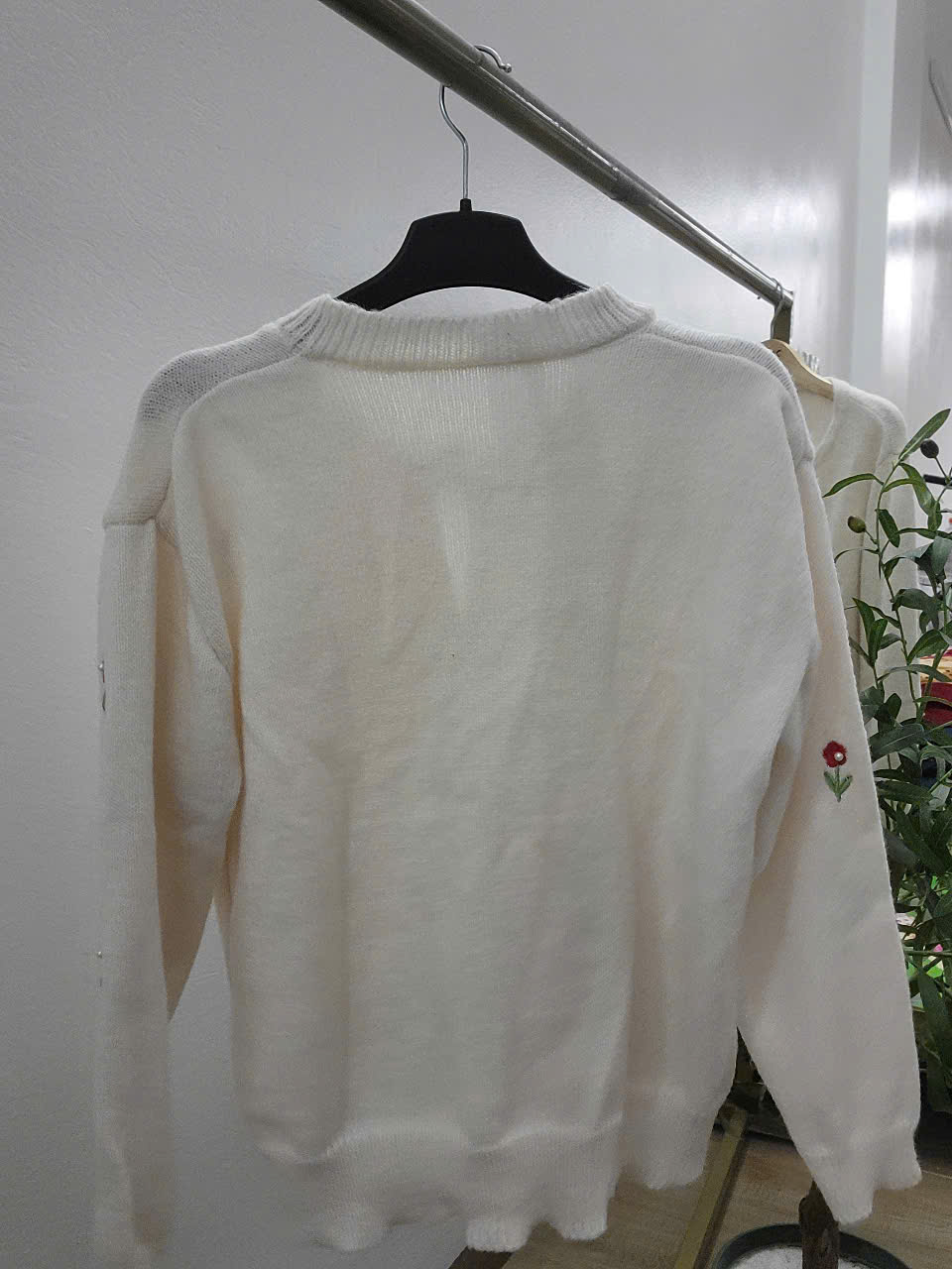Áo len Cardigan màu trắng phối hoa đỏ (si tuyển) - Vân Phương Shop