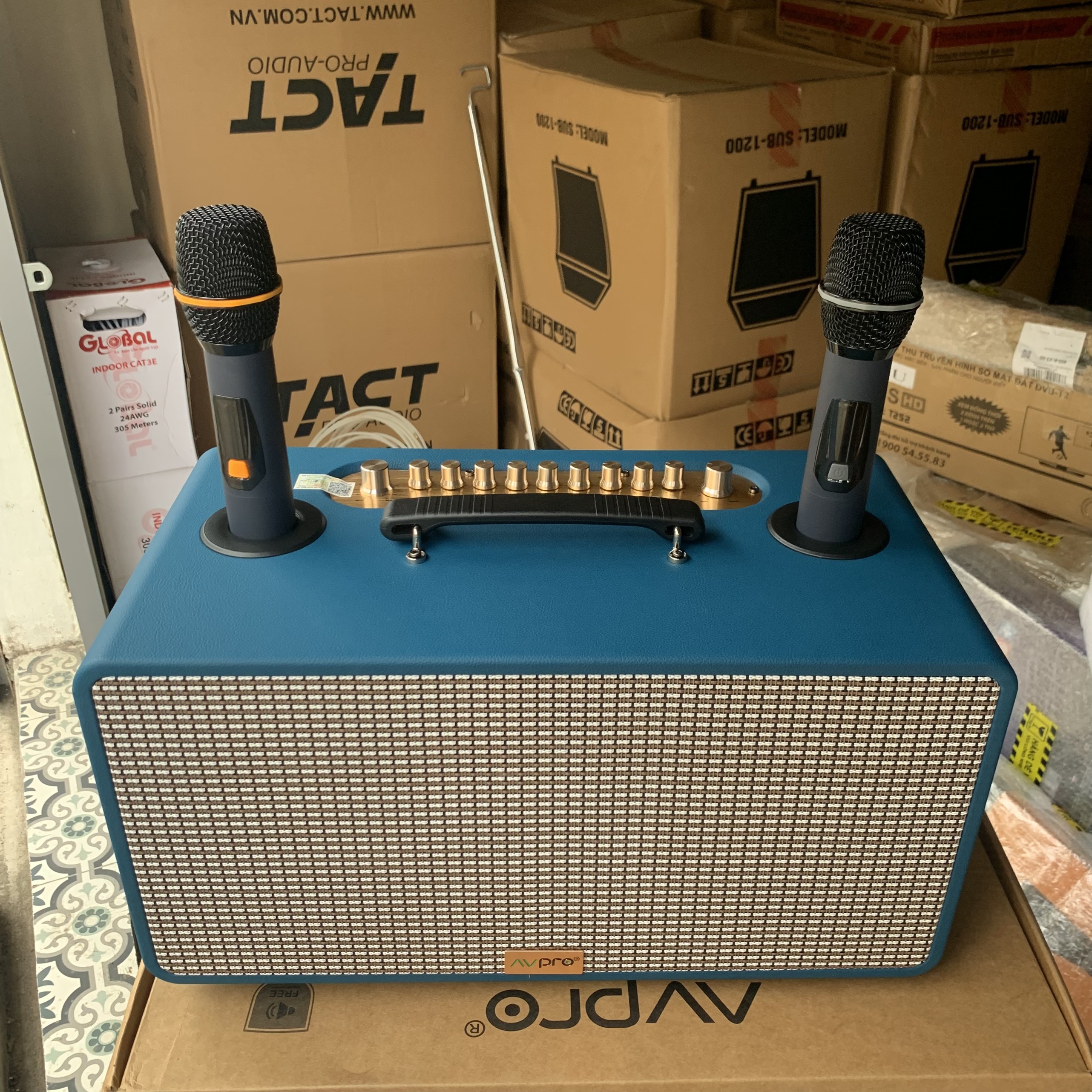 Loa xách tay cao cấp AVPRO S2610 - Kèm 2 micro không dây, hát hay, có reverb, cổng quang học, cổng HDMI, Bluetooth 5.0 - Tặng bộ pin sạc - Hàng chính hãng