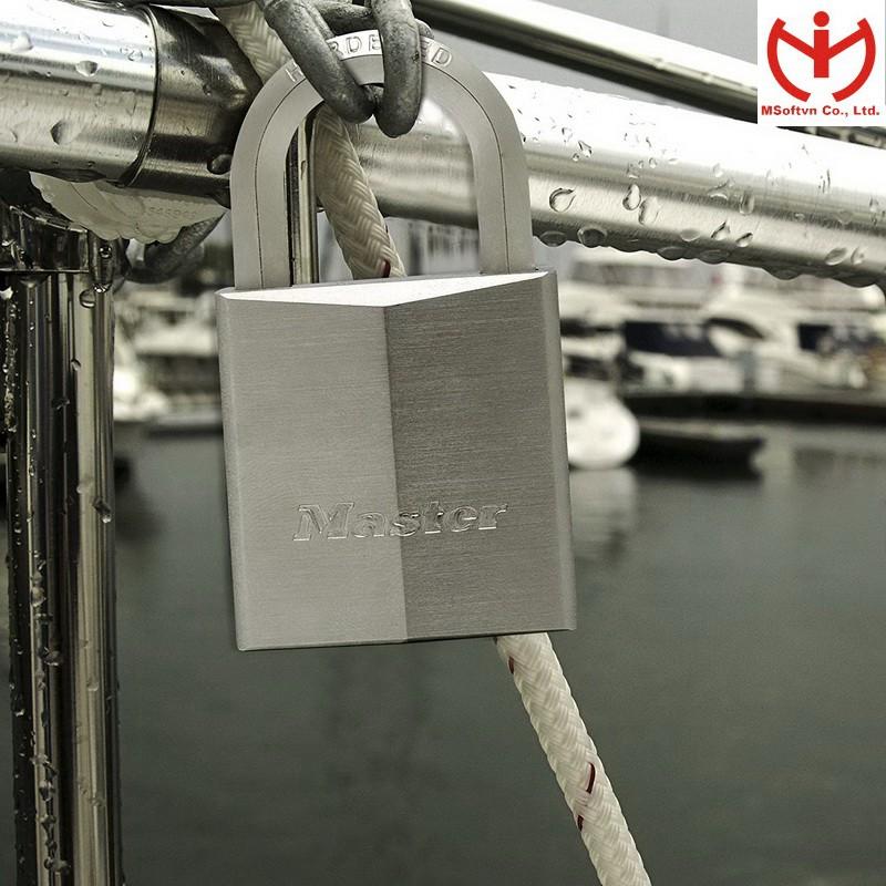 Ổ khóa chống nước Master Lock 1145 PEURD thân đồng mạ Nickel rộng 40mm càng bát giác