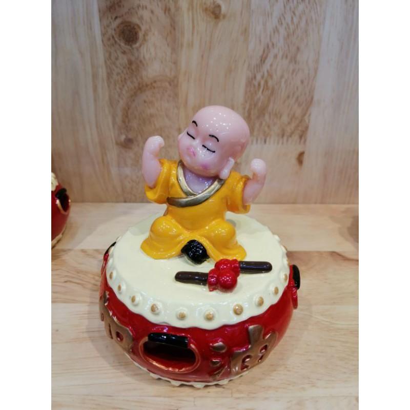 TƯỢNG CHÚ TIỂU NGỒI TRỐNG DỄ THƯƠNG