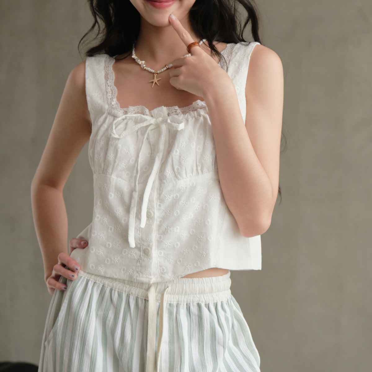 Áo 2 dây bản to cổ vuông thích hợp mùa hè đi biển Helga Miều Est.2013