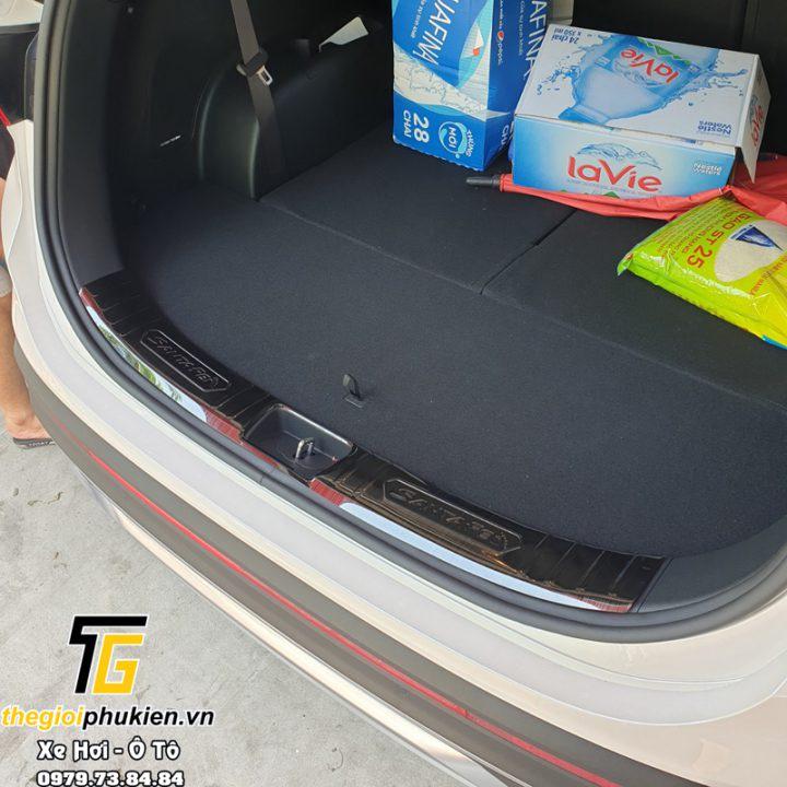 BỘ SẢN PHẨM Nẹp bước chân và ốp chống trầy cốp Hyundai Santafe 2021 - Mẫu Titan