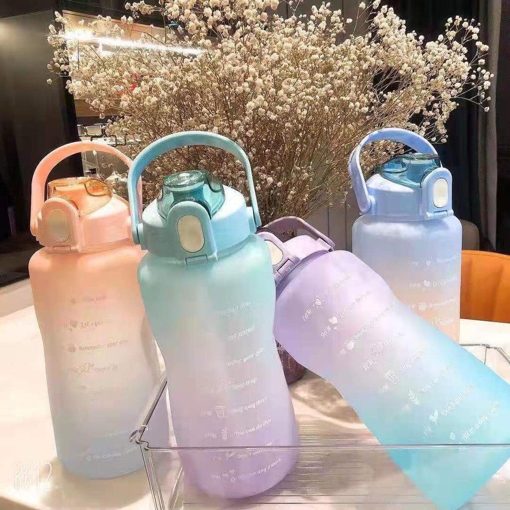 Bình nước 2 lít tặng Sticker dành cho người lười uống nước Fan House bình nước cute 2L có ống hút, vạch chia nhắc giờ