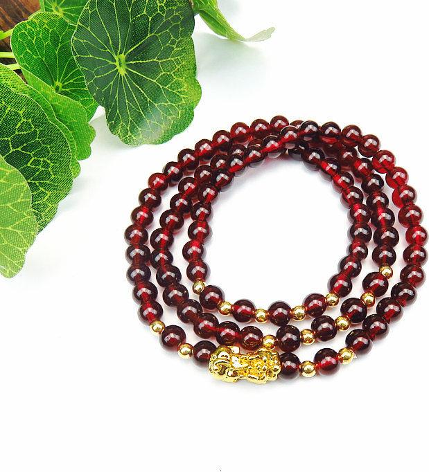 Combo Vòng đeo tay phong thủy đá Ngọc Hồng Lựu đính Tì Hưu Mạ Vàng 18k, kèm hộp đựng lót lụa.