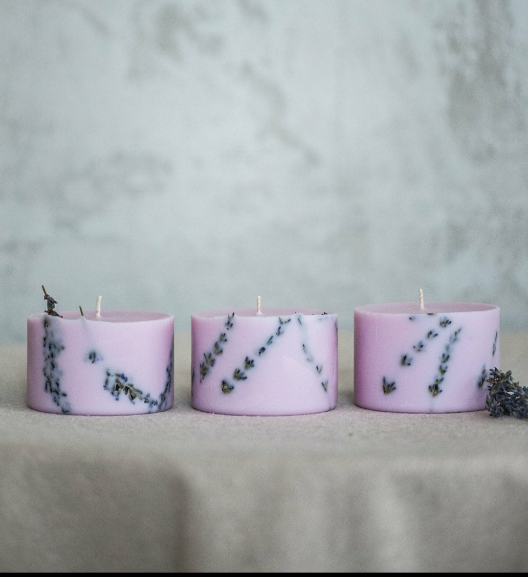 Nến sáp đậu nành màu tím nhạt, hương hoa lavender, trang trí cành lavender khô