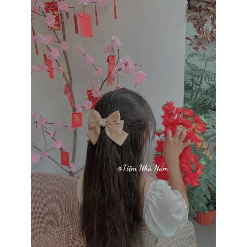KẸP TÓC NƠ 3 TẦNG VIỀN ĐÁ KÈM TAG CHỮ TIỂU THƯ CAO CẤP - h