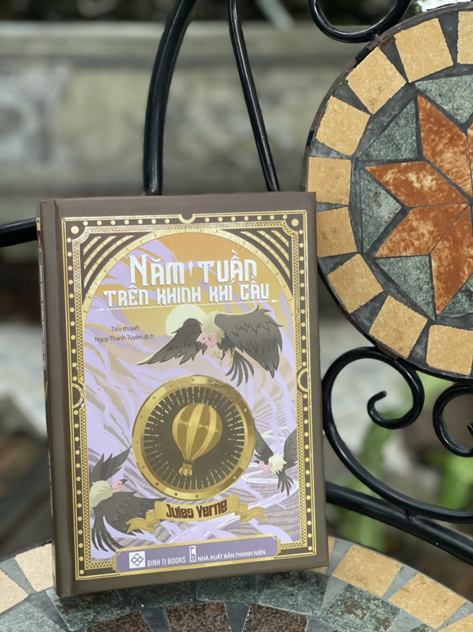 NĂM TUẦN TRÊN KHINH KHÍ CẦU - CHUYẾN DU LỊCH ĐỘC ĐÁO XUYÊN QUA CHÂU PHI HOANG DÃ - Jules Verne – Dich giả Ngụy Thanh Tuyên - Đinh Tị Books - NXB Thanh Niên.