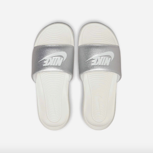 Dép thời trang Nữ W NIKE VICTORI ONE SLIDE - METALLIC SILVER/SUMMIT WHITE-PHOTON DUST - 7 US