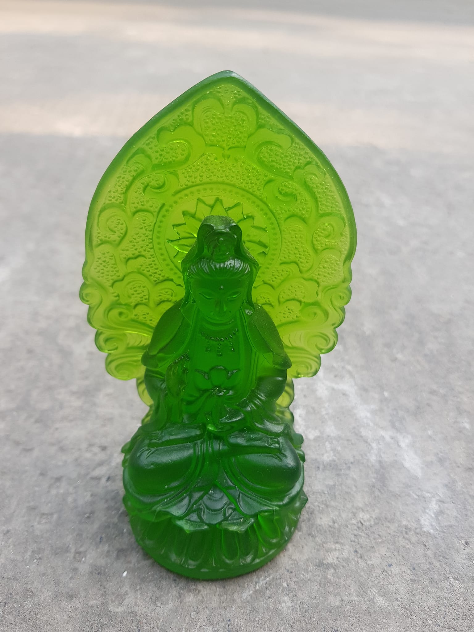 TƯỢNG PHẬT BÀ QUAN ÂM MỚI ĐÁ LƯU LY XANH LÁ TƯƠI ĐẸP ĐỂ TRONG XE HƠI hoặc BÀN cao 12cm x đk 7cm x đế 5cm CHUẨN HỢP ANH CHỊ Mệnh HỎA Mệnh MỘC Ạ