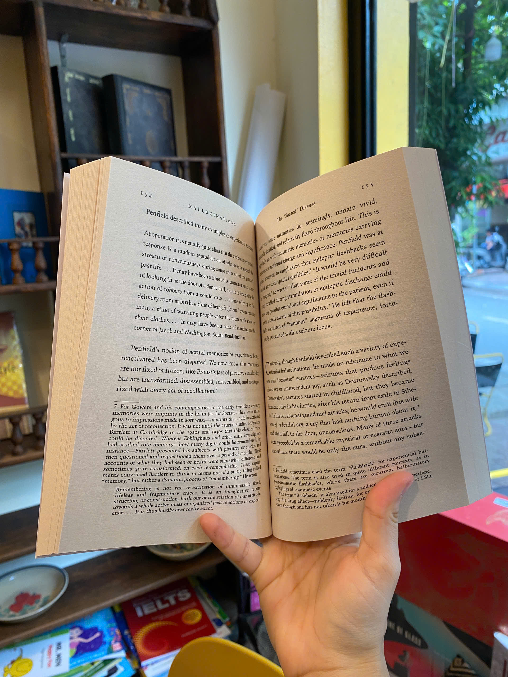 Sách - Hallucinations by Oliver Sacks | Nonfiction / Psychology / Ngoại văn Nhập khẩu