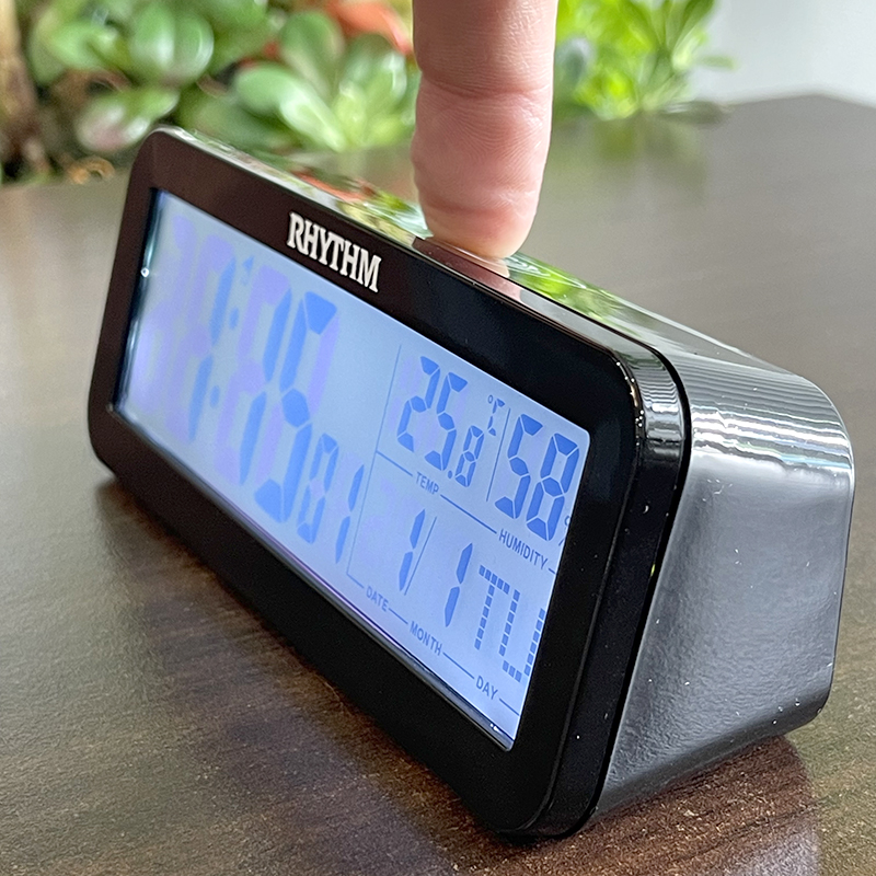 Đồng hồ Rhythm LCT107NR02 – KT 14.8 x 5.7 x 4.7cm / 132g. Vỏ nhựa. Dùng Pin