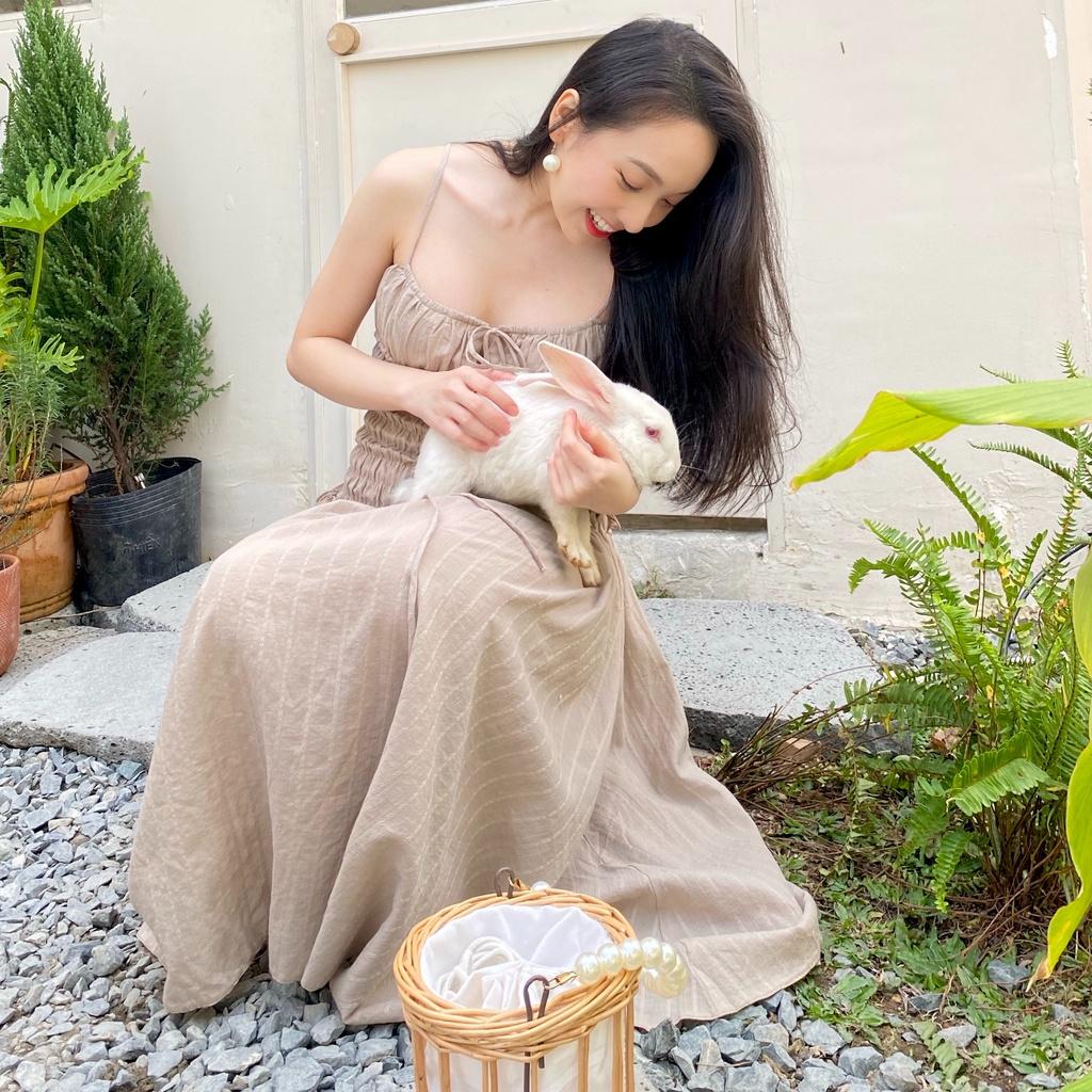 KIOBI - Đầm Moonlight form midi 2 dây ôm ngực, hạ eo nhún smocking, tùng xòe, vải linen xô thêu nâu - KID2112269N