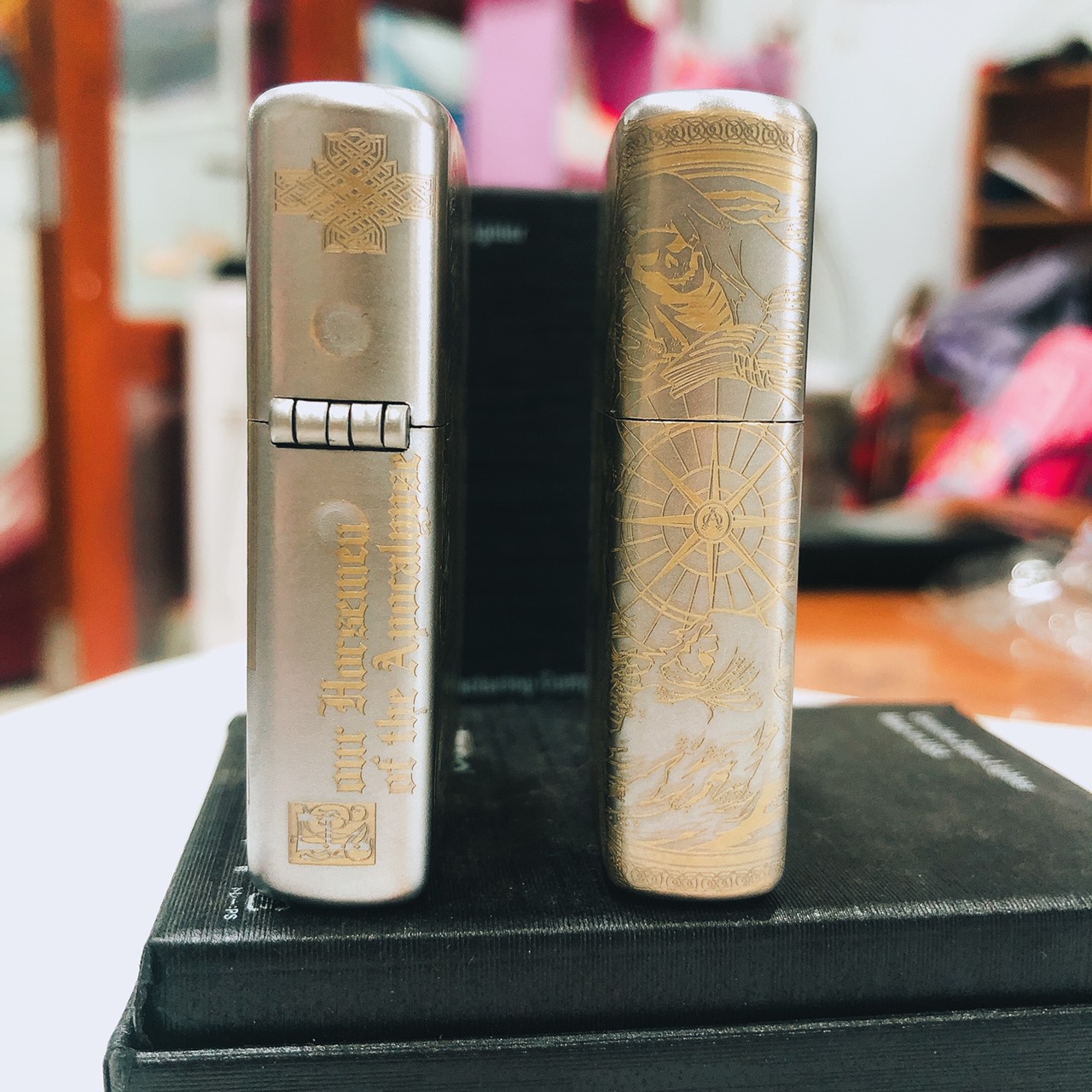 Bật lửa Ziippo Satin khắc ăn mòn 4 mặt Thần Chết, Vỏ bằng đồng có tem đỏ