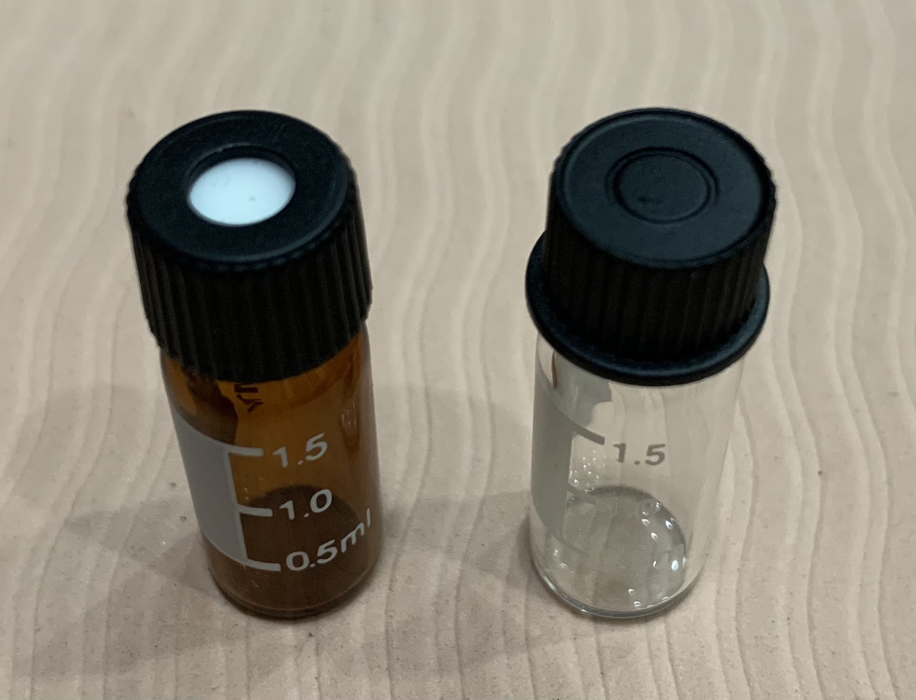 Chai thủy tinh 1,5ml + Nắp vặn đen 8-425, 100 cái hộp, Alain TQ.