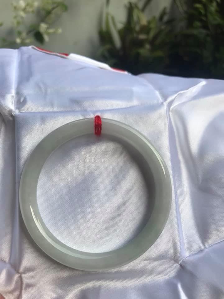 CHIẾC VÒNG TAY ĐÁ CẨM THẠCH MỚI TR LÝ A54 size 54mm x dầy 7,8mm MÀU TRẮNG ÁNH XANH LÝ NHẸ ĐẸP NỮ 54kg đến 64kg Đeo tay đẹp ạ