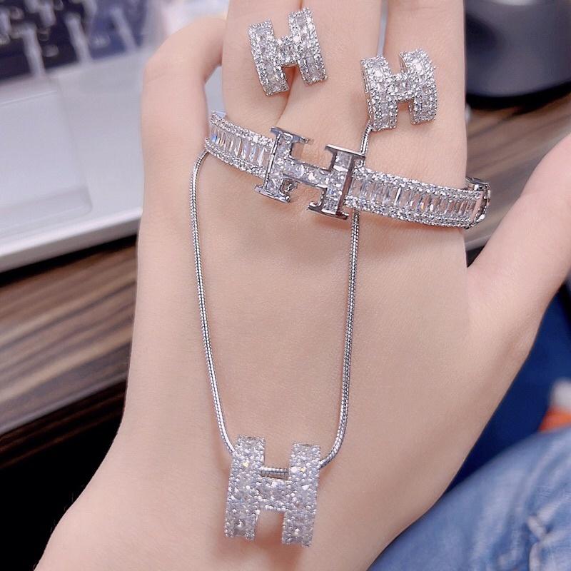 Set ̂ ̂̀ bông tai chữ H bạch kim gắn đá bugget Kami