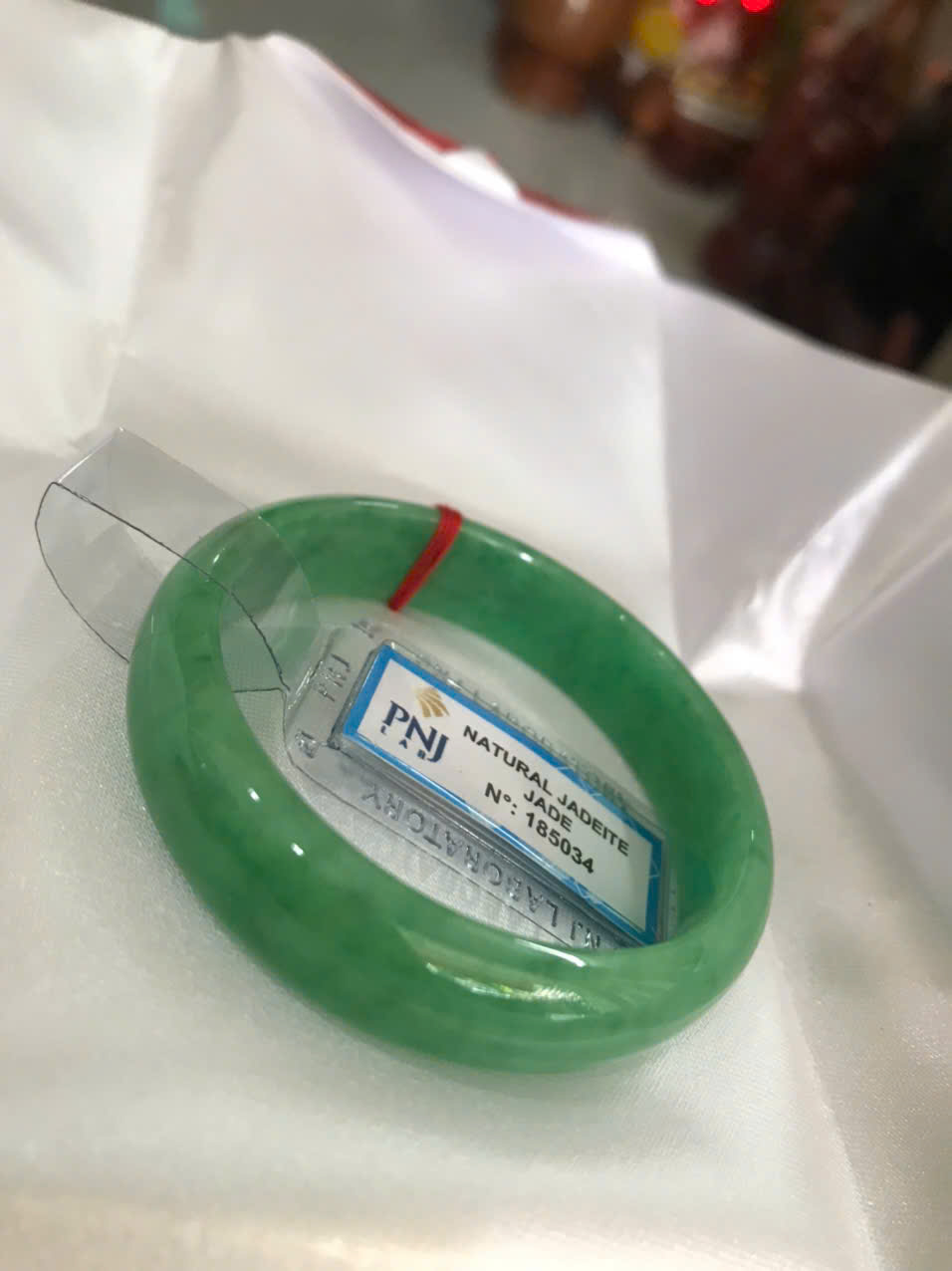 Vòng Tay Nữ Đá Ngọc Cẩm Thạch Tự Nhiên Bản Hẹ Sịn Đậu Lý Sao Ni 48mm Cao 12mm Dầy 6mm đã kiểm định kèm giấy chứng nhận P No 185034 Màu Xanh ngọc lý tươi bóng đều đẹp nữ tay nhỏ 35kg - 48kg ạ