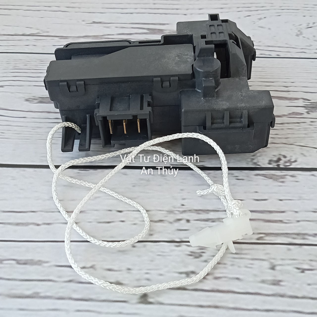 Công tắc khóa cửa máy giặt cho PANASONIC đen 3 chân 220V - 24 25E HÀNG HÃNG