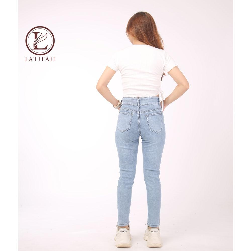 Quần jeans dài nữ co giãn Latifah cạp thường lưng bản to mài xước màu xanh nhạt QD030