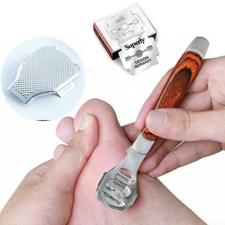 Bộ dụng cụ chà gót chân ,chất liệu inox ,làm sạch da chết giúp gót chân mềm mại ,mịn màng , kèm lưỡi dao cạo có hộp đựng bằng thiếc xinh xắn
