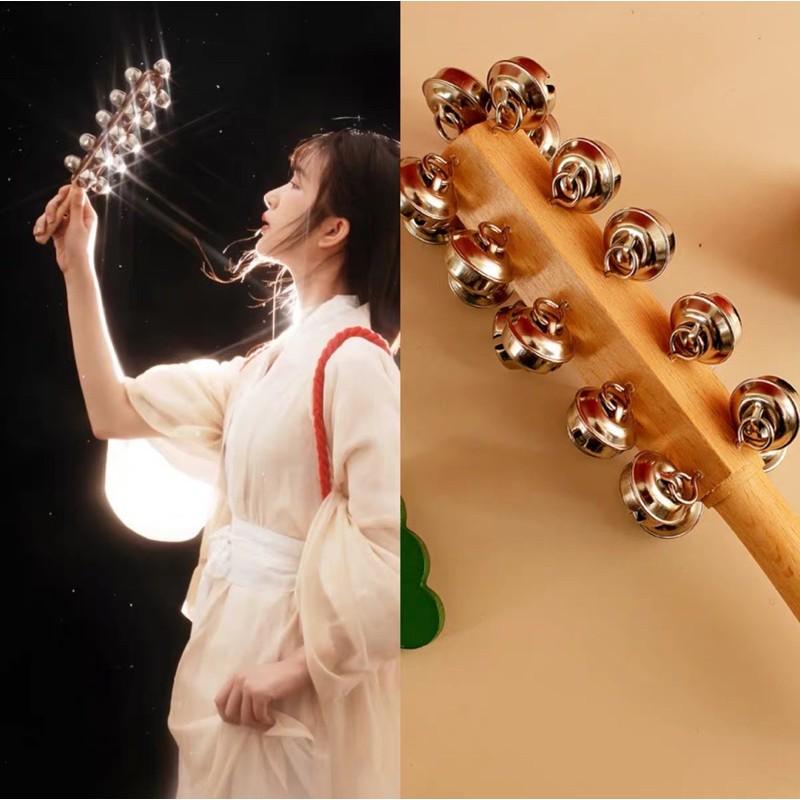 Chuông màu bạc cầm tay chụp ảnh cổ trang