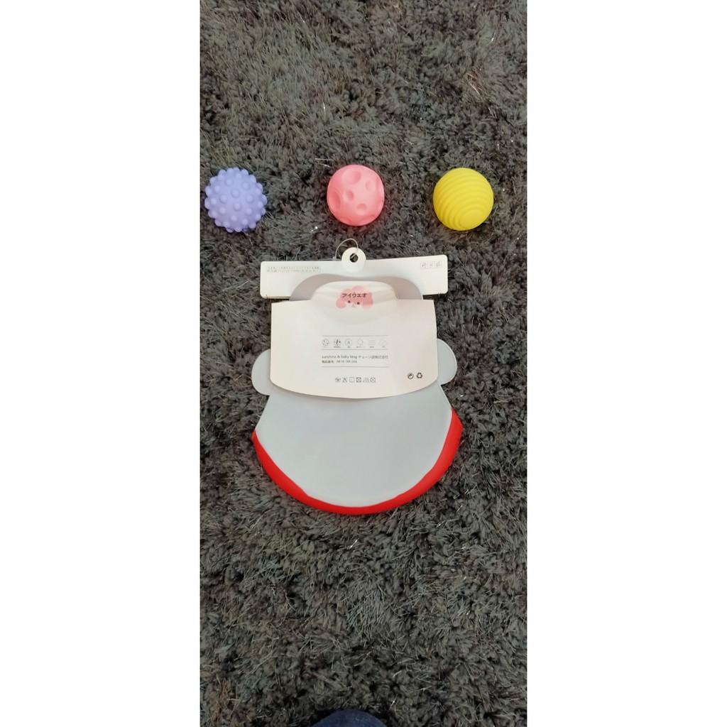 Yếm ăn silicone cho bé từ 0-3 tuổi hai màu hình cartoon , thương hiệu Aiueo Nhật Bản