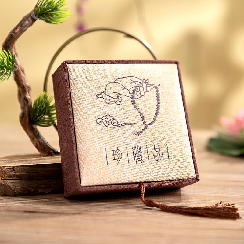 HỘP GẤM LÓT VẢI VÀNG TAY PHẬT CẦM CHUỖI HẠT 12cm ĐỰNG VÒNG , CHUỖI PHONG THỦY