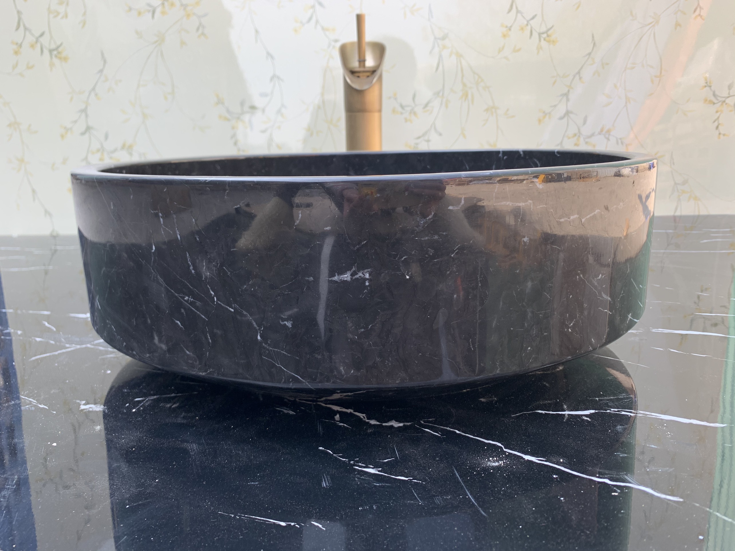 Chậu rửa mặt lavabo đá tự nhiên tròn vát lòng đen ý DVM30