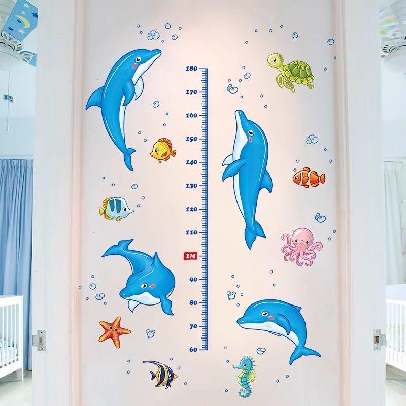 Decal dán tường, tranh dán tường thước đo chiều cao cá heo cho bé
