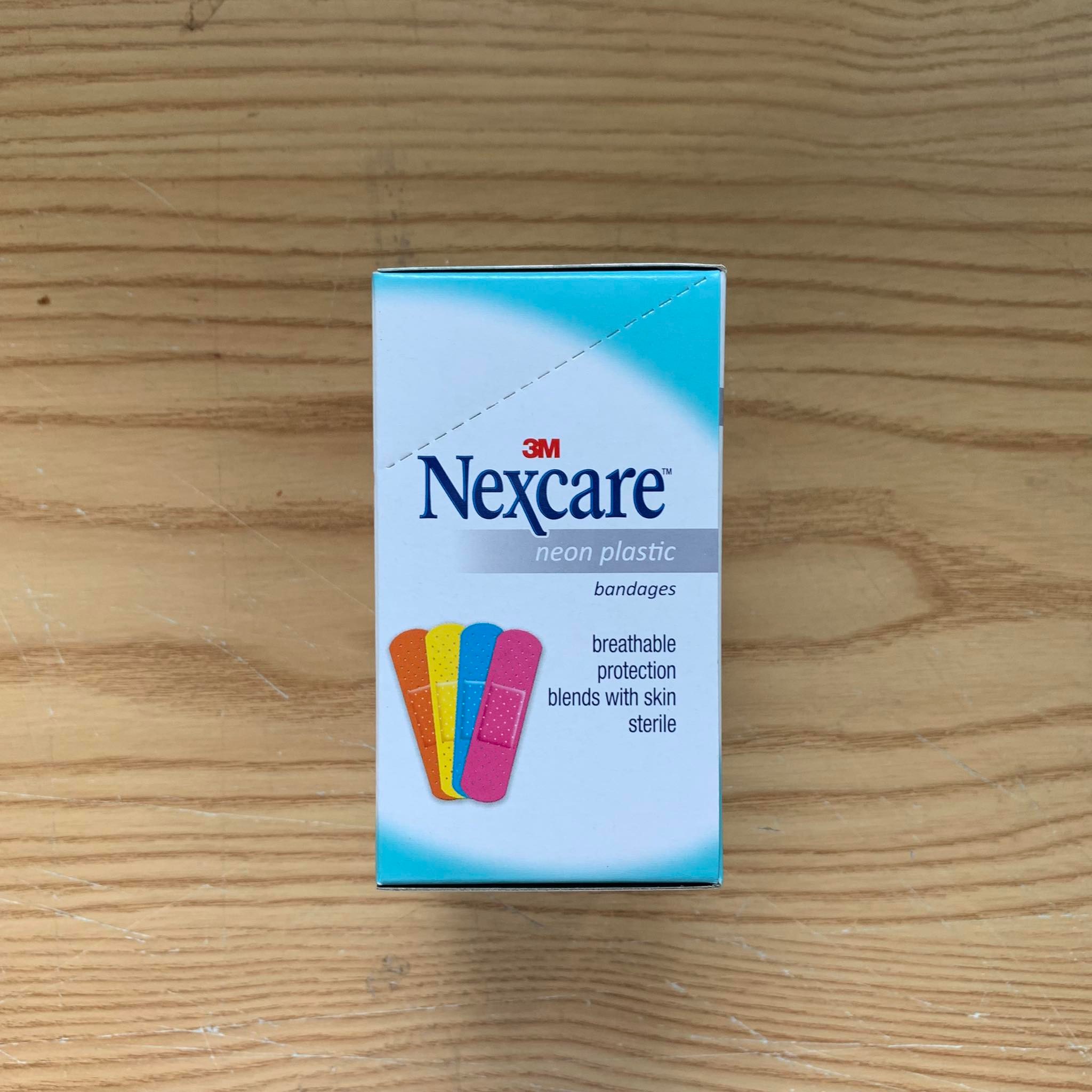 Hộp băng Keo Cá Nhân 3M Nexcare Neon, 9 Miếng/Gói, 10 Gói/Hộp, sản xuất tại Thái Lan