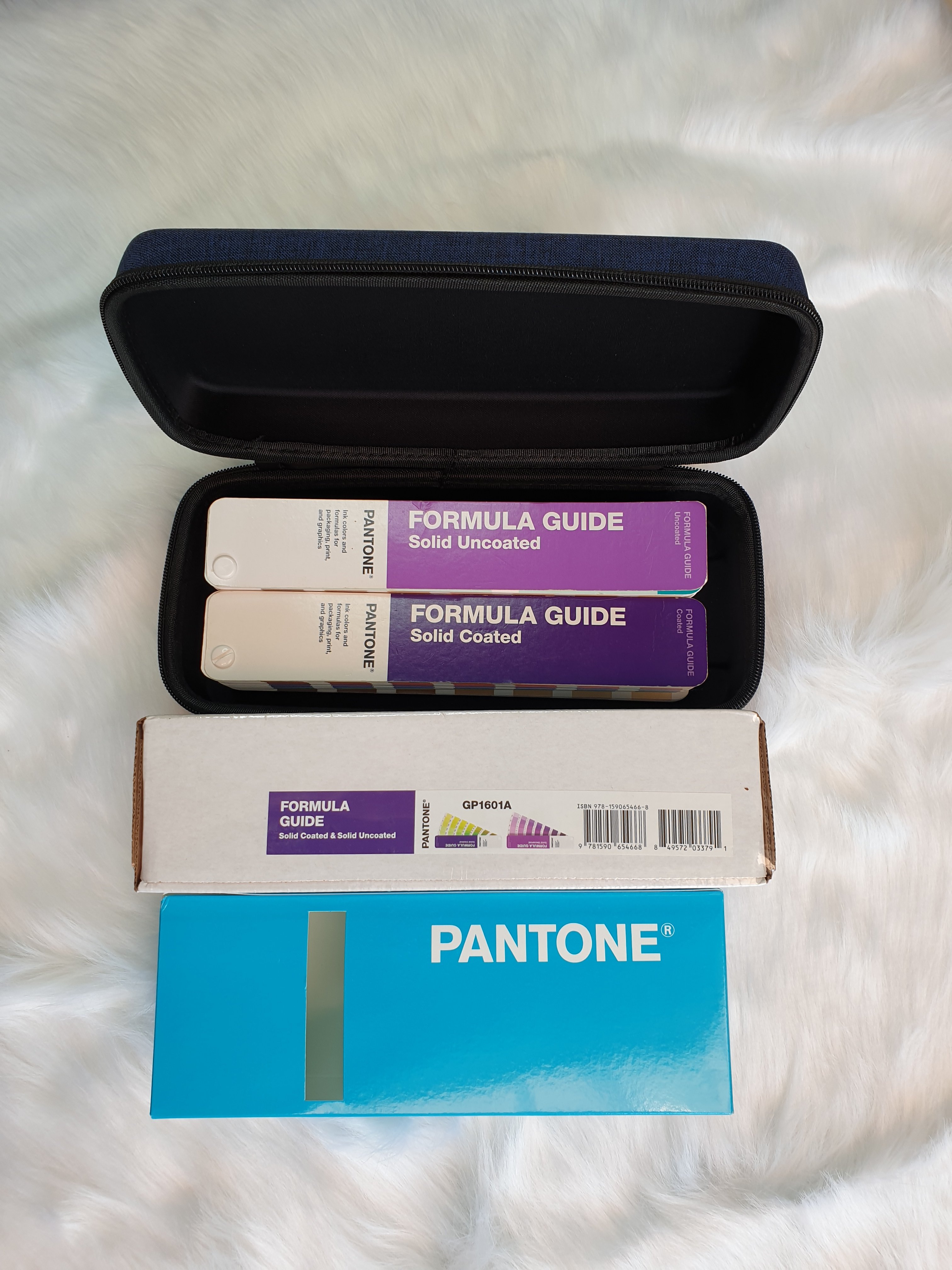 Bộ bảng màu Pantone Formula Guide Coated Uncoated GP1601A - Phiên bản 2022 - 2161 màu pha Pantone PMS đầu 1-7 - Dùng cho đồ họa in ấn, nhựa - Nhập khẩu từ PANTONE LLC