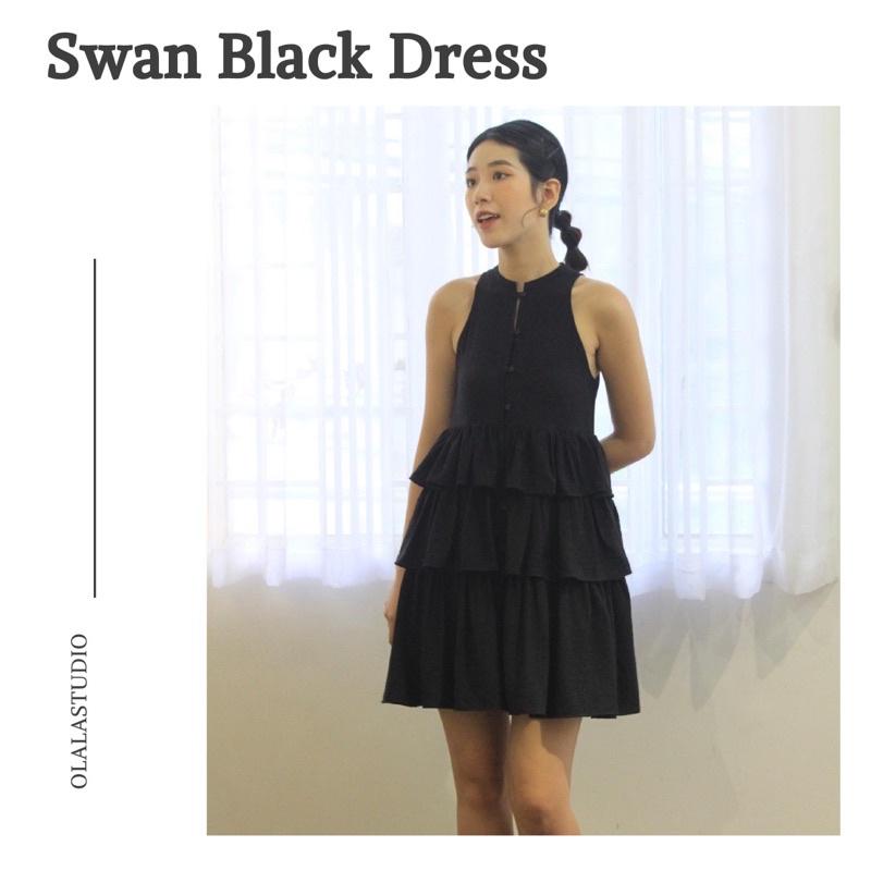 OLALASTUDIO Đầm cổ tàu 3 tầng Swan Black Dress
