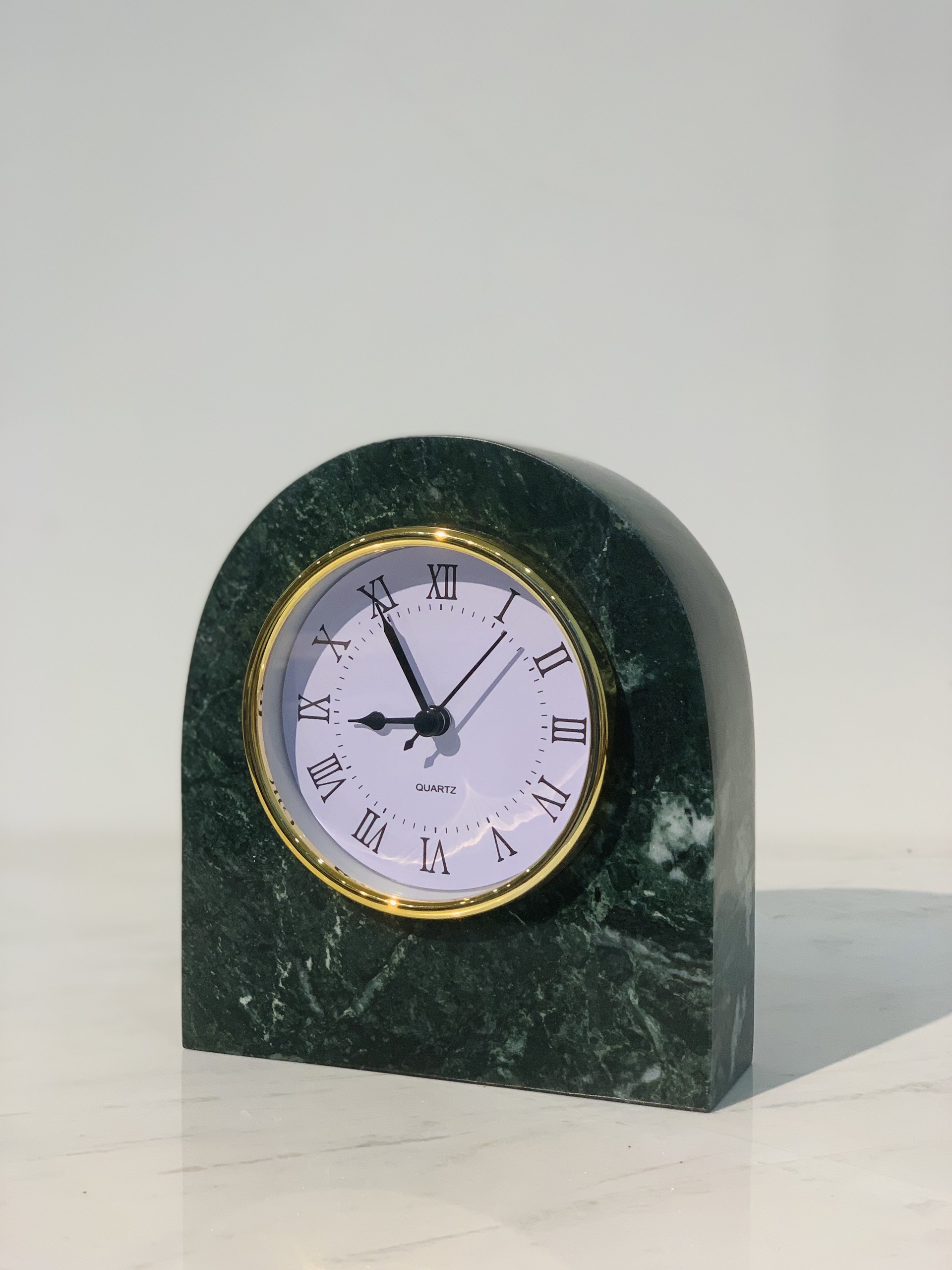Đồng hồ để bàn đá tự nhiên DH02 bầu dục màu Xanh Ấn (Mặt số La mã - Mặt trắng)