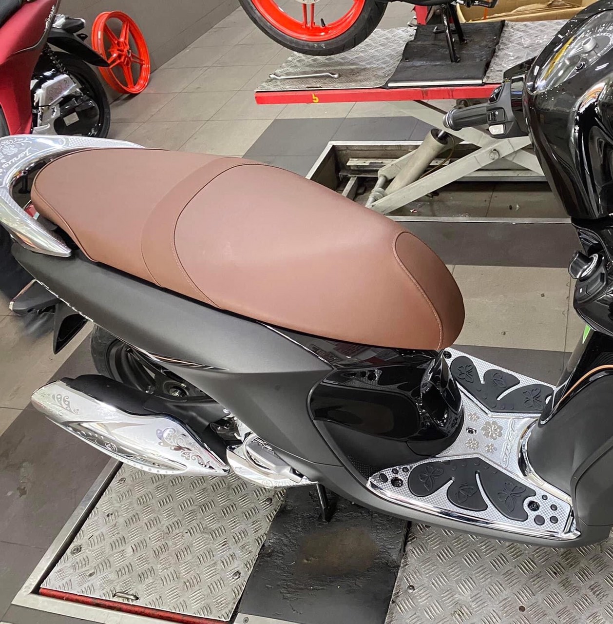 ỐP CHE PÔ DÙNG CHO ĐỜI XE JANUS 2022 2023 CROM