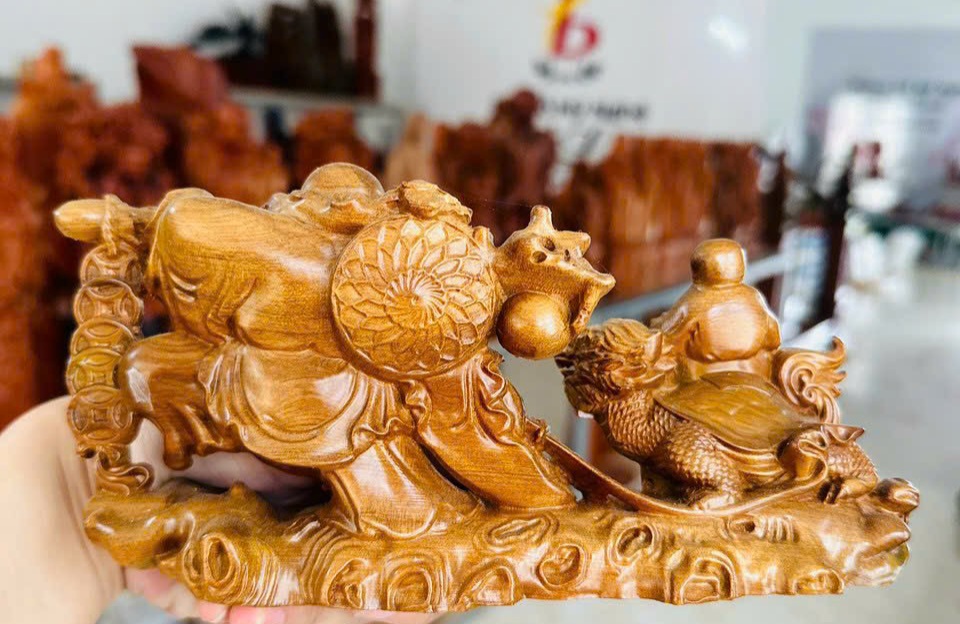 Tượng phật di lặc kéo bao rùa hóa rồng bằng gỗ bách xanh thơm nức kt ngang 20cm