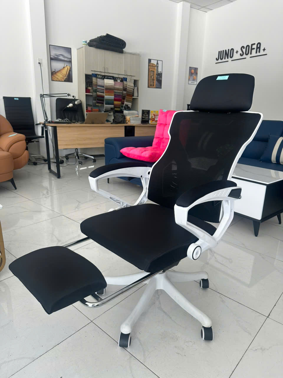 Ghế văn phòng Công Thái Học Juno Sofa màu trắng đen hiện đại