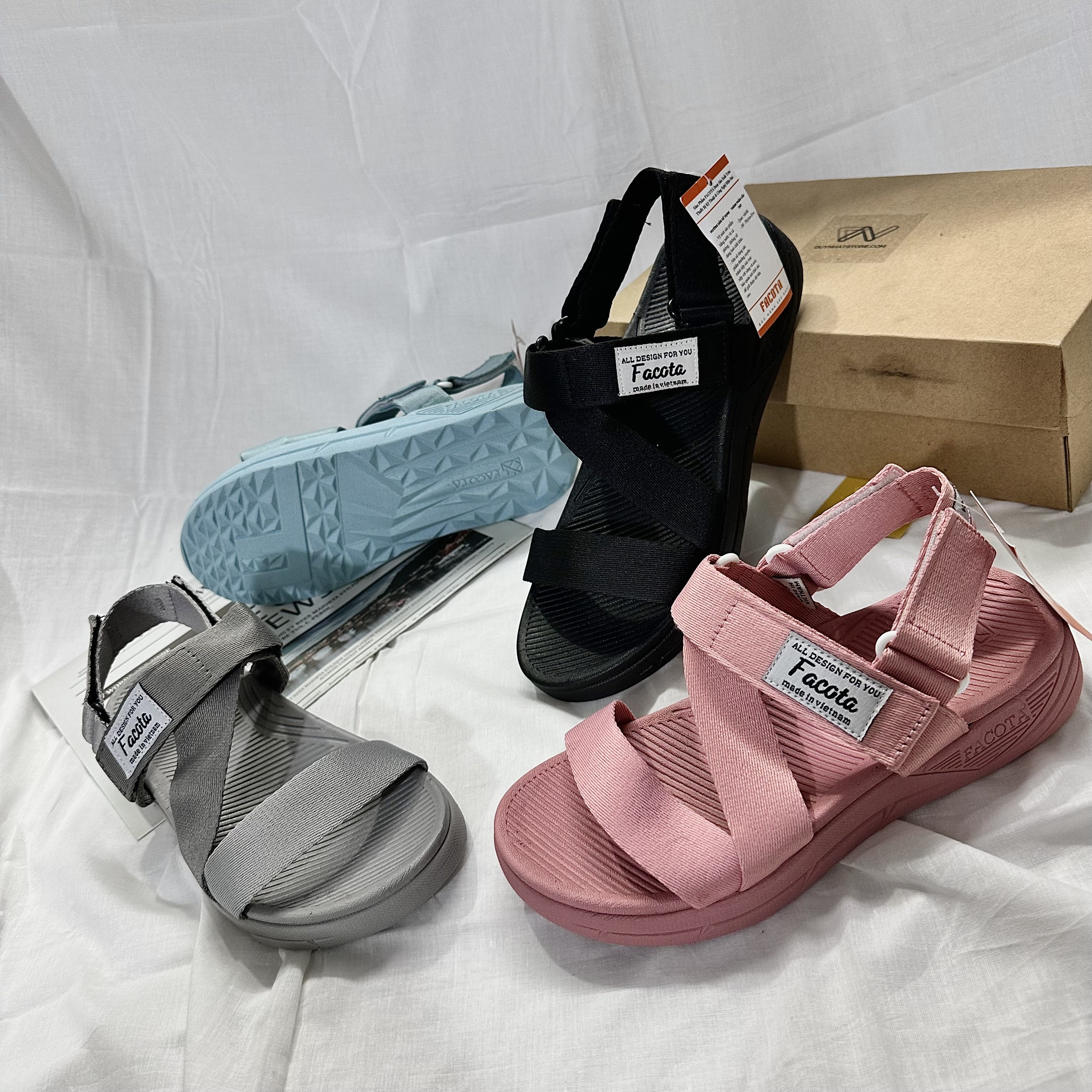 Giày Sandal Nữ Nam Bé Trai Gái Quai Chéo Ngang Bánh Mì Duy Nhật Store Da Mờ Học Sinh Đi Học May Đế Đúc Bền Đen Hồng Xanh