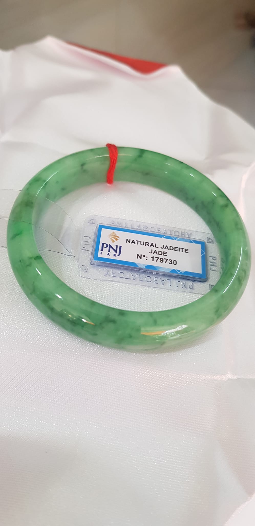 Vòng Cẩm Thạch tự nhiên Vip Bản Hẹ ĐL Ni 56mm x Cao 12mm x dầy 7,8mm Vòng kiểm định P No 179730 màu Xanh Lý Đều bóng vân đậu lý cưng quá mượt đẹp Nữ mệnh Mộc Thủy Hỏa cân nặng 54kg - 63kg đeo rất đẹp sang tay ạ