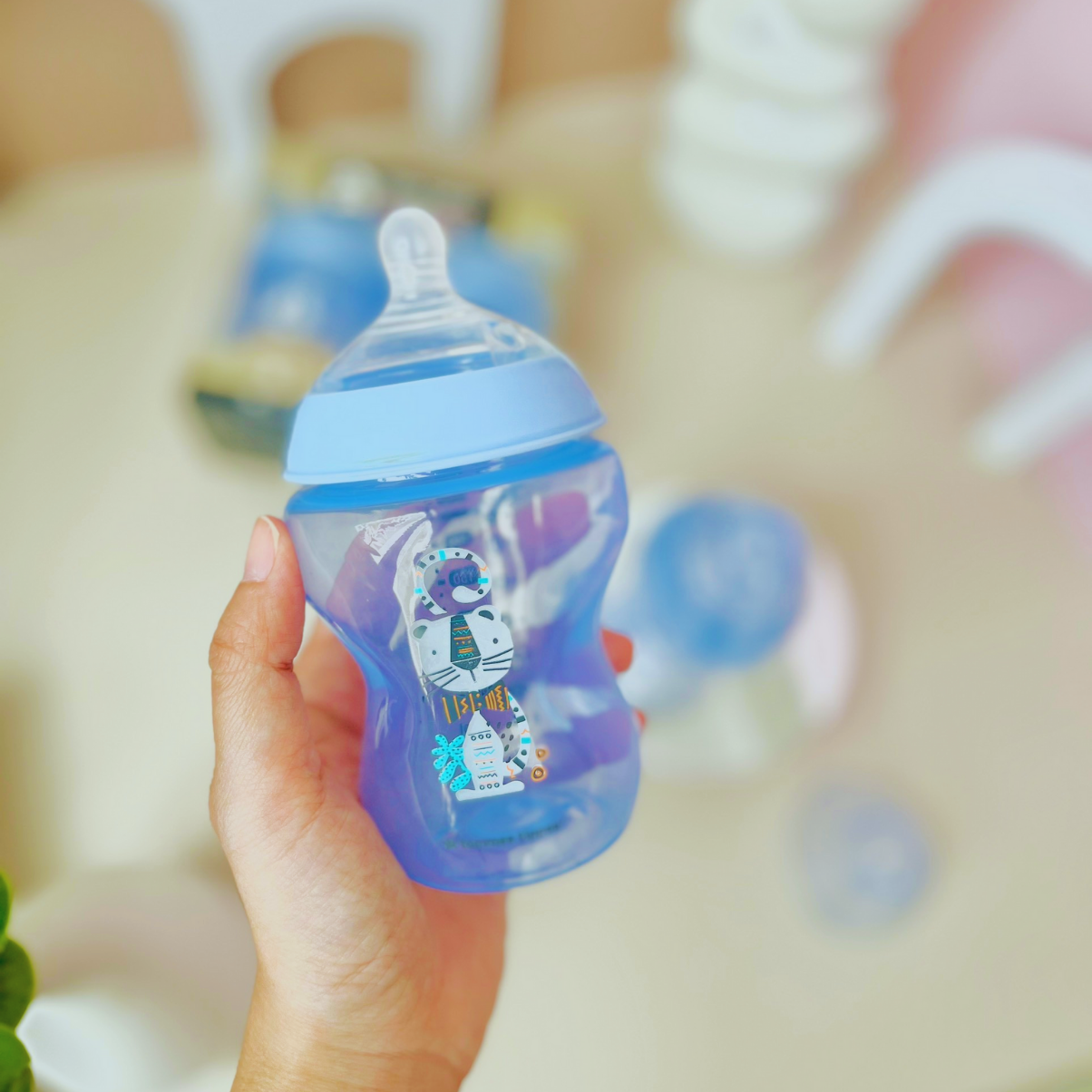 Bình sữa ty siêu mềm tự nhiên Tommee Tippee Closer to Nature 260ml, núm ty đi kèm 3-6 tháng – Xanh dương (Bình đôi)