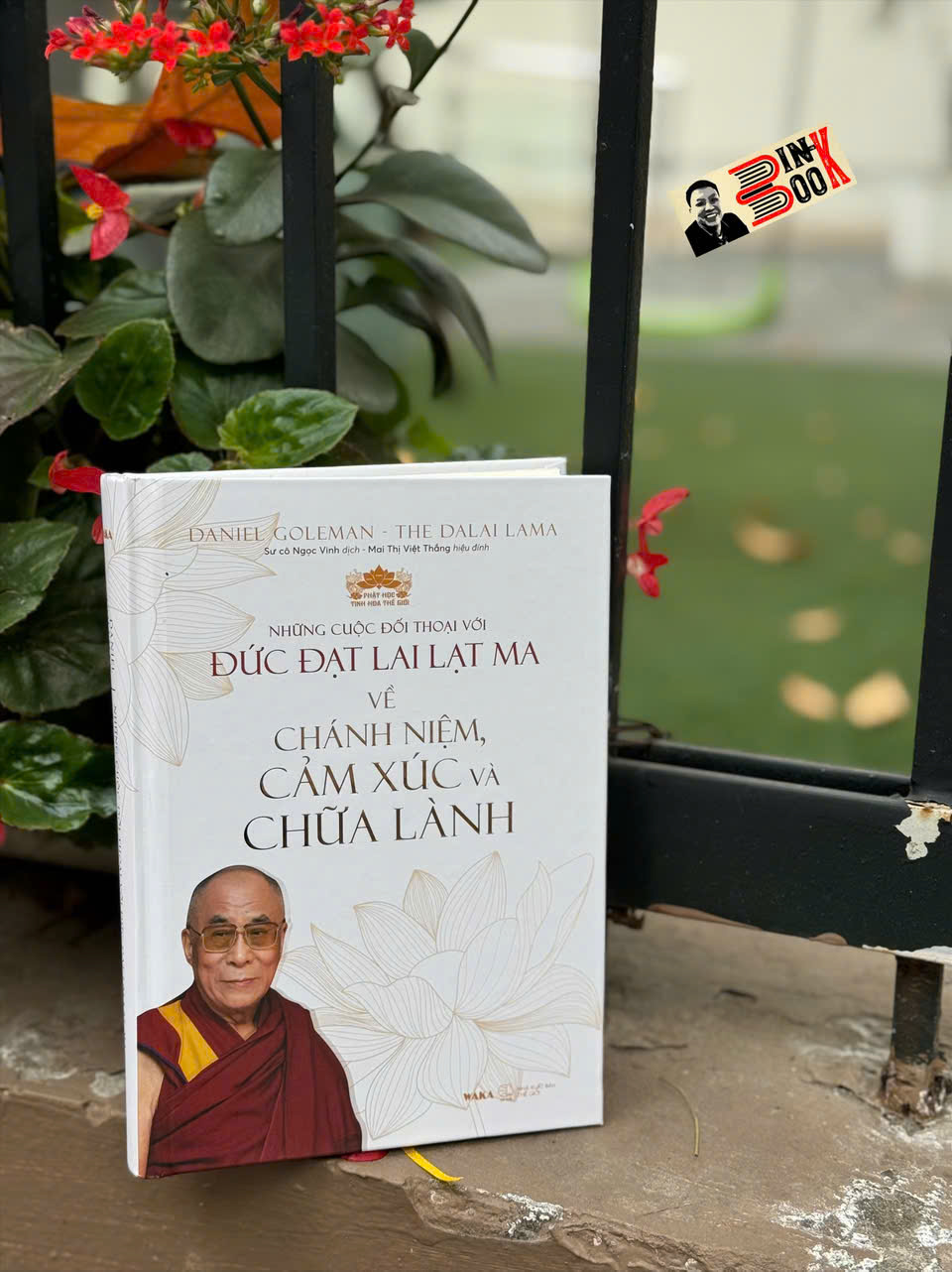 (Bìa cứng) Những cuộc đối thoại với ĐỨC ĐẠT LAI LẠT MA về Chánh niệm, Cảm xúc và Chữa lành - Waka