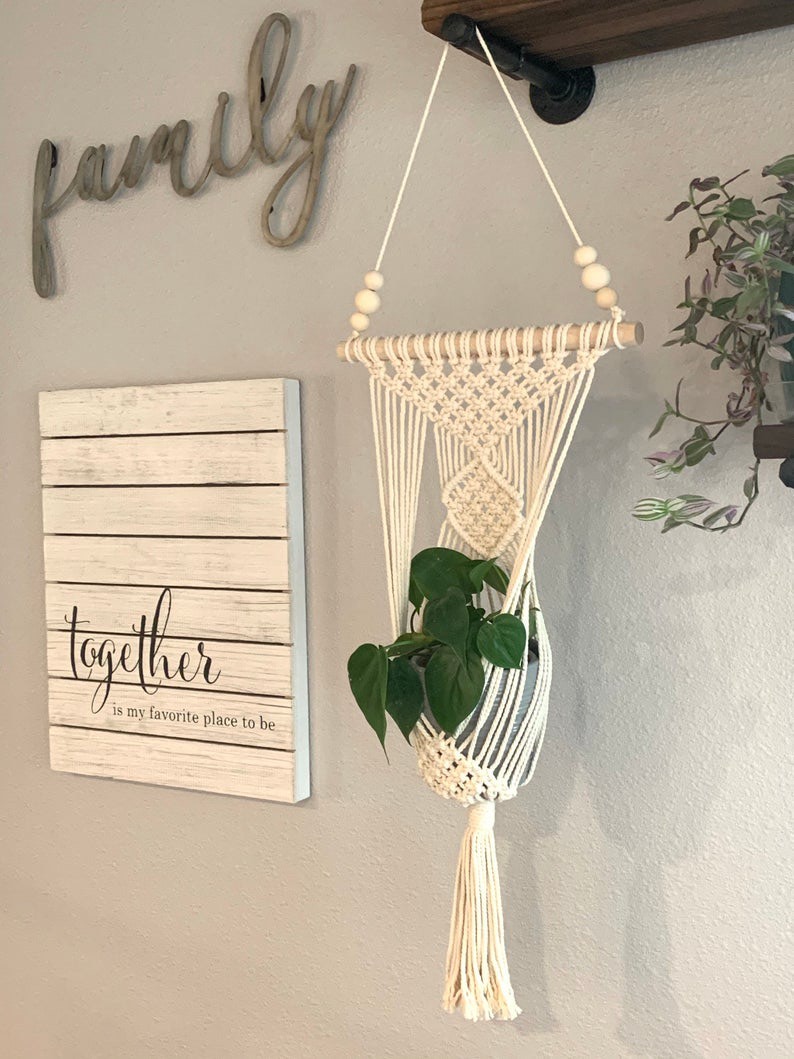 Giỏ treo Hoa, Cây Cảnh Trang Trí Treo Tường Tết Dây Thủ Công Macrame kết hợp hạt gỗ tròn xinh xắn. Trang trí nhà cửa, quán cafe, homestay. GH175