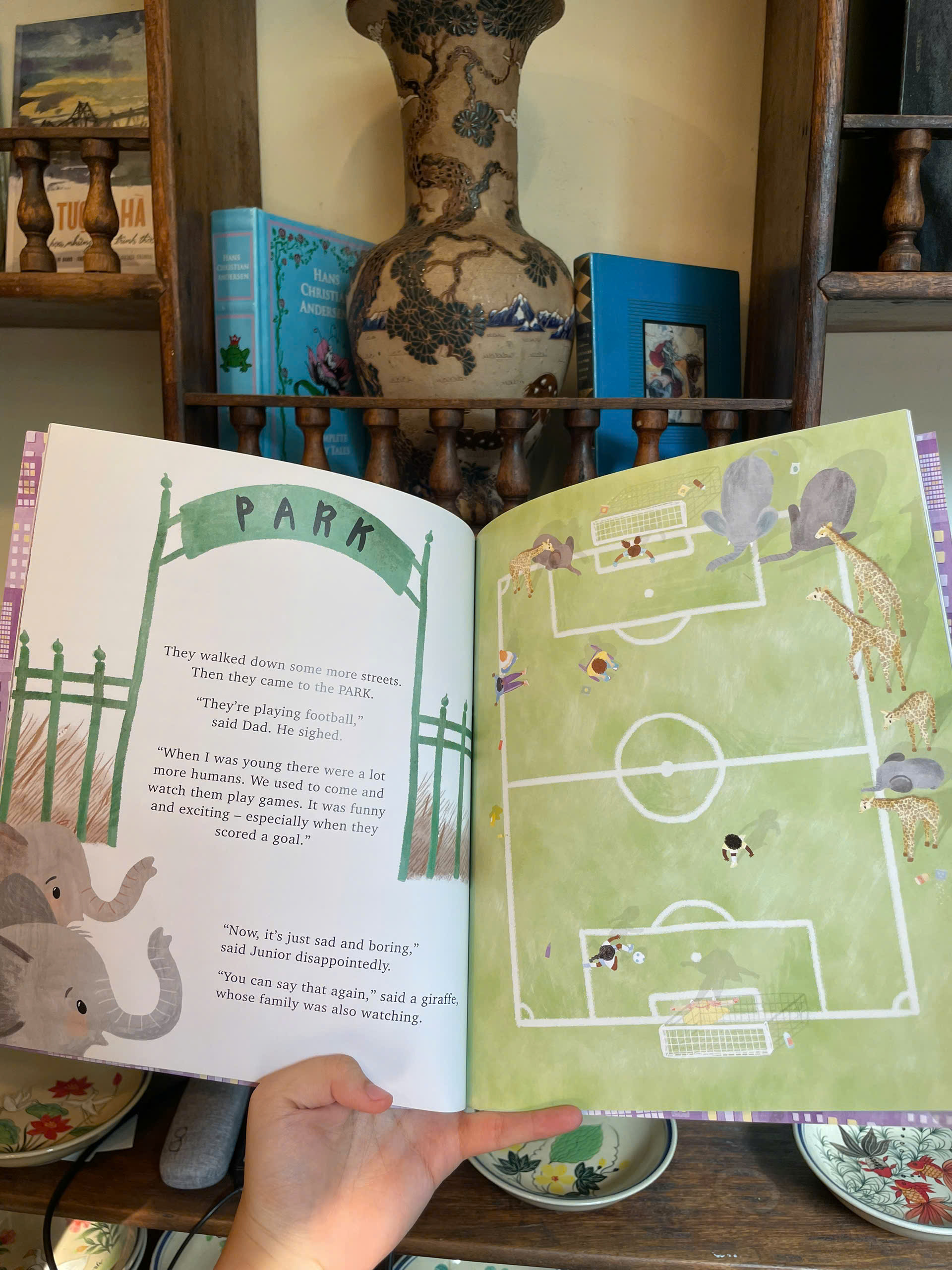 Sách - Human Town by Alan Durant - Children Picture Story book in English UK - Sách Ngoại Văn