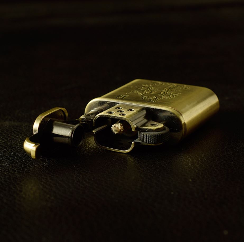 Vỏ Hột Quẹt Bật Lửa Xăng Đá Độc Lạ Dolphin HY676 Khắc Quan Vũ Đẹp Độc Lạ - Dùng Xăng Bấc Đá Cao Cấp