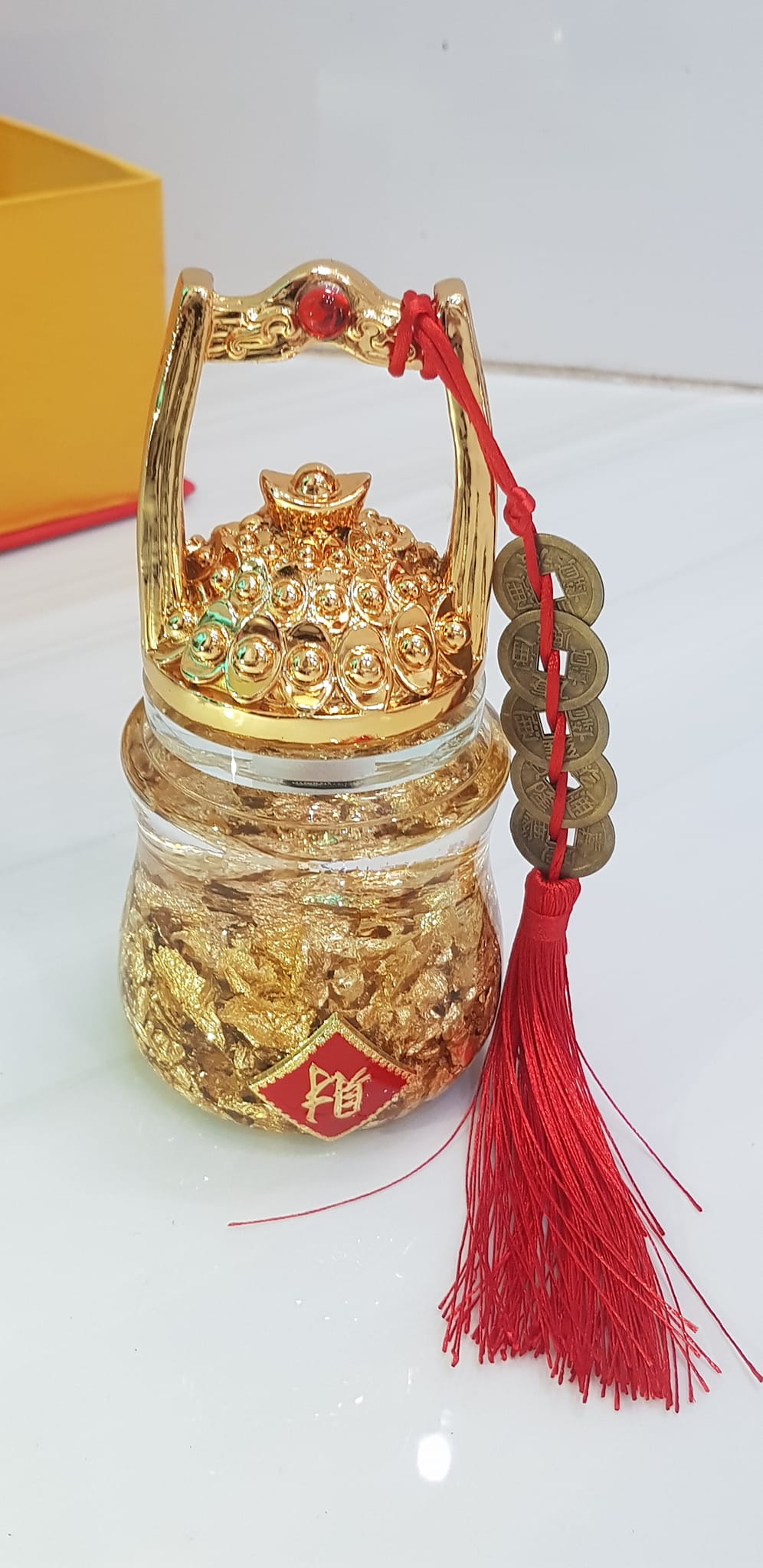Tượng Hủ Vàng Quai Đầy Thỏi Vàng 5 Đồng Tiền Dây Đỏ Phong Thủy May Mắn Mới Màu Vàng lá có nước có tiền Size Cao 18cm x ngang 9cm Ý nghĩa đem lại may mắn, tài lộc đặt trên bàn làm việc, phòng khách, bàn thờ thần tài trong nhà, công ty ạ