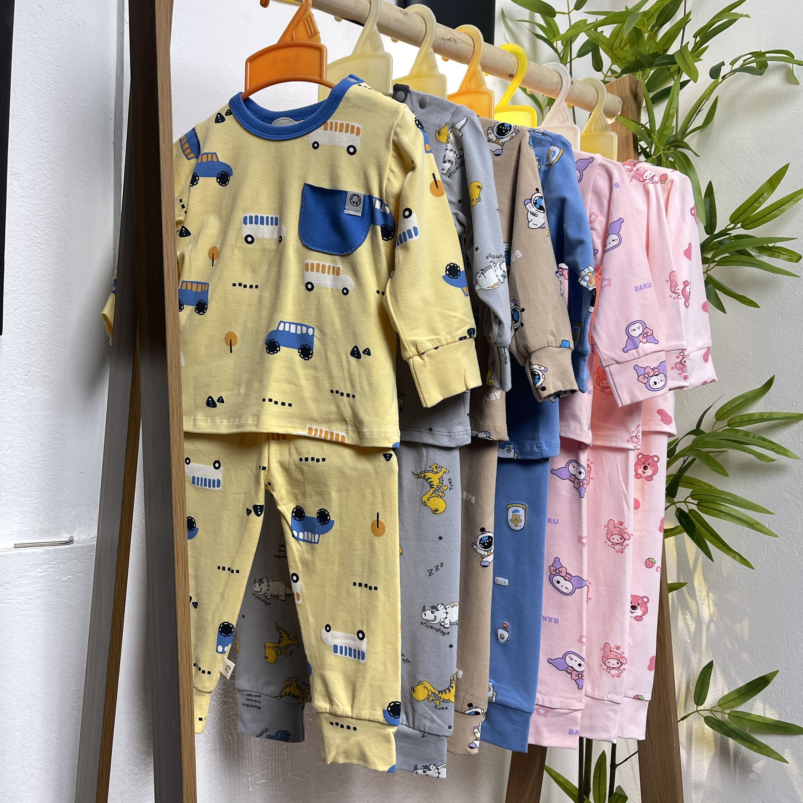 Bộ dài tay bé trai xuất Hàn 3-12 tháng màu sắc tươi sáng hình ngộ nghĩnh vải cotton dày dặn