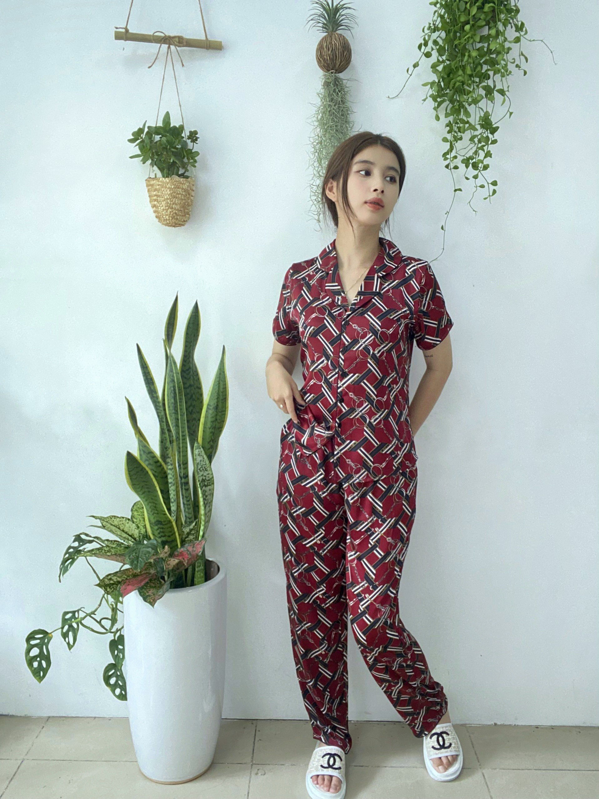 Bộ đồ Pyjama nữ, đồ mặc nhà lụa VILADY - B146 Quần Dài Tay Cộc Họa Tiết hình thoi, chất liệu lụa Pháp - Màu ĐỎ ĐÔ