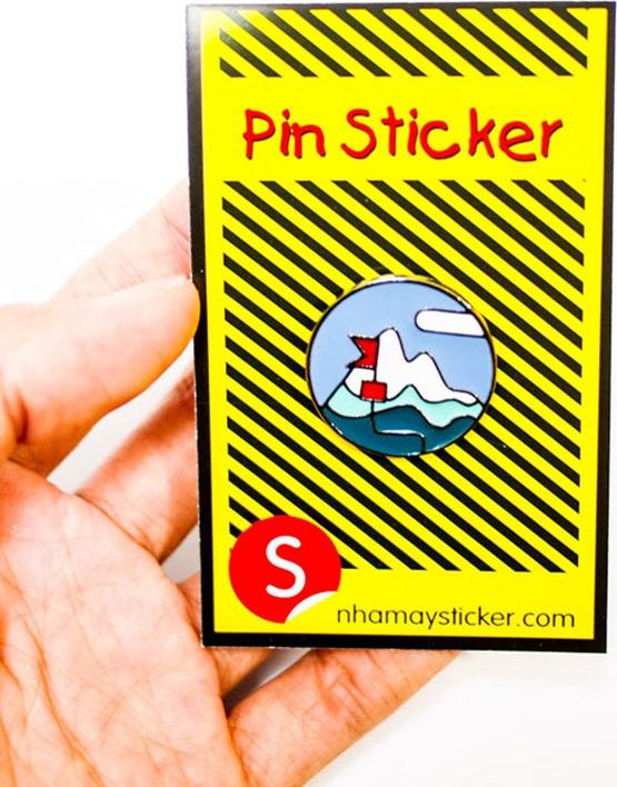 Ngọn núi cờ đỏ tròn - Pin sticker ghim cài áo