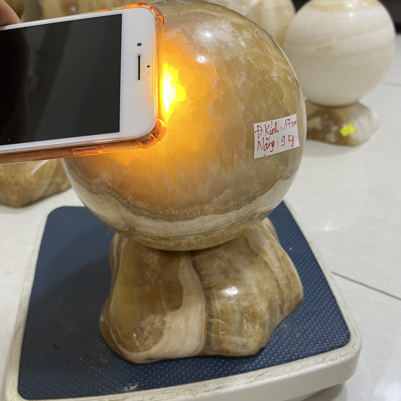 Cầu bi phong thủy đường kính 17 cm, nặng 9 kg màu vàng nâu cho người mệnh Kim và Thổ, xuyên ánh sáng